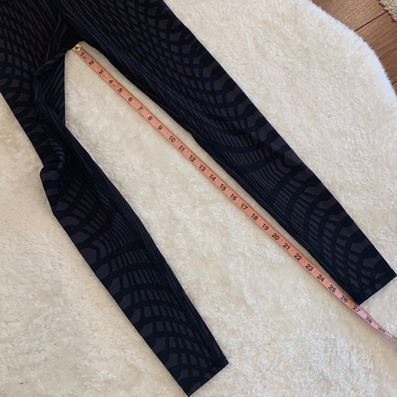 Alo Yoga Airbrush Engineer Pattern Black Leggings - Picture 11 of 15